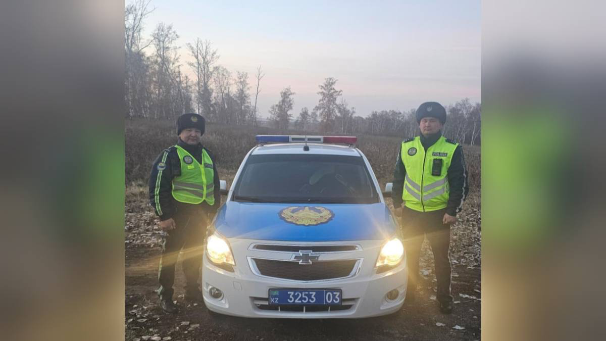 Полицейские спасли водителя и двух детей в Бурабае