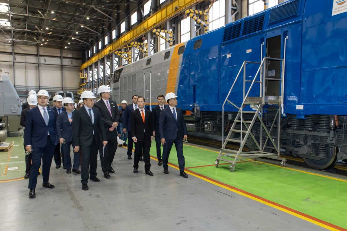 Спецпредставитель президента США и замгоссекретаря посетили локомотивосборочный завод в Астане