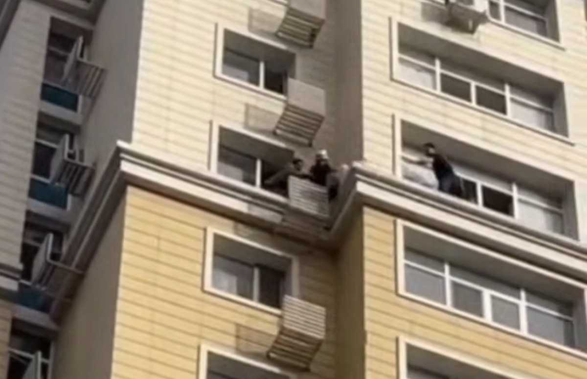 Девушку, стоявшую на краю 15-го этажа, спасли в Астане