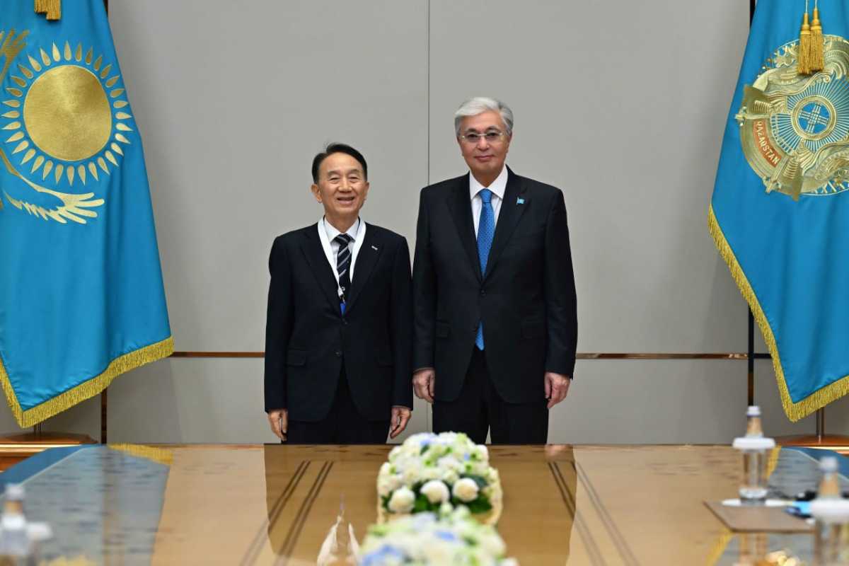 Токаев принял председателя попечительского совета образовательного фонда Woosong