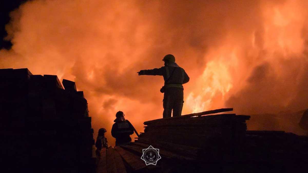 Крупный пожар произошёл на рынке в Мангистауской области – фото