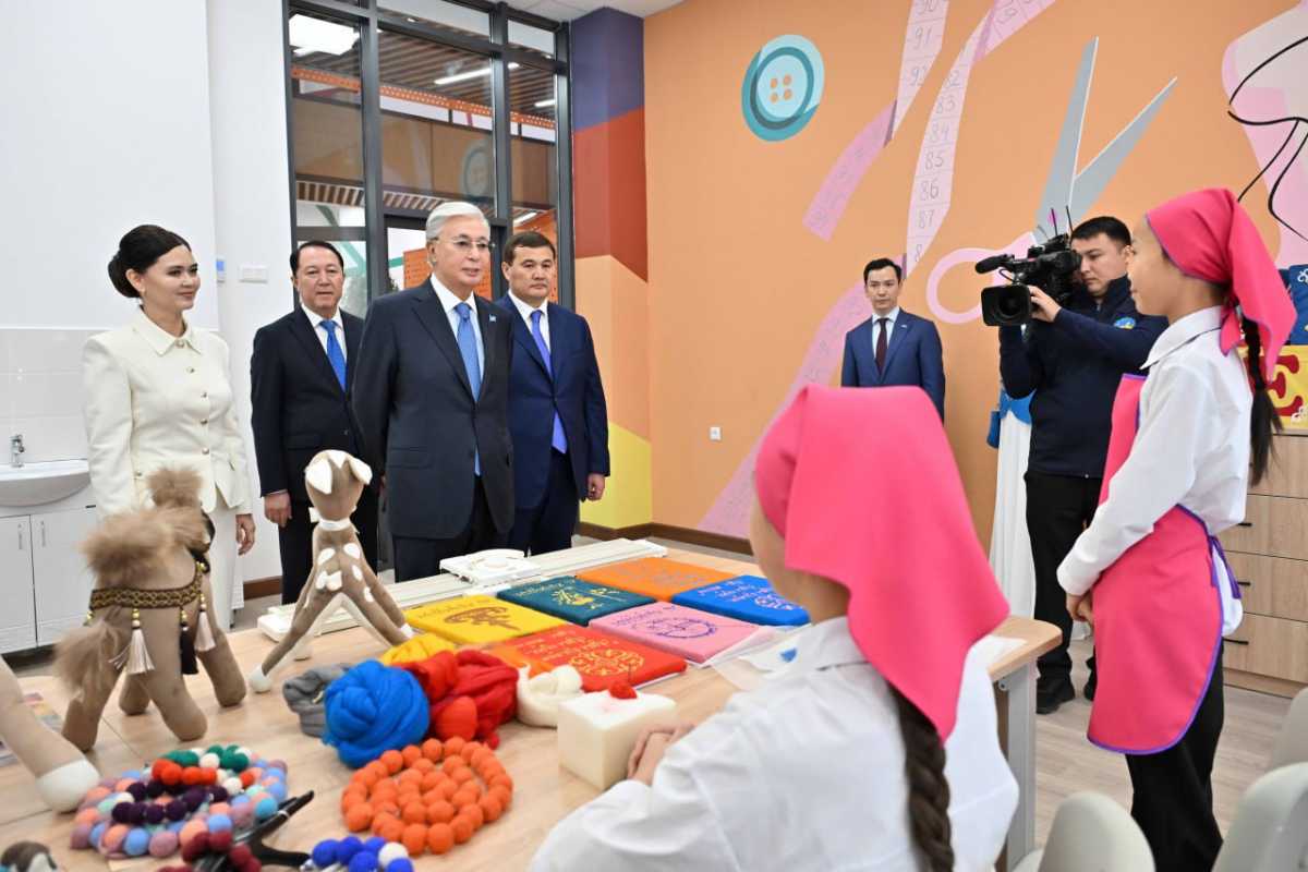 Токаев ознакомился с деятельностью творческо-инновационной академии «Сыр жұлдыздары» в Кызылорде