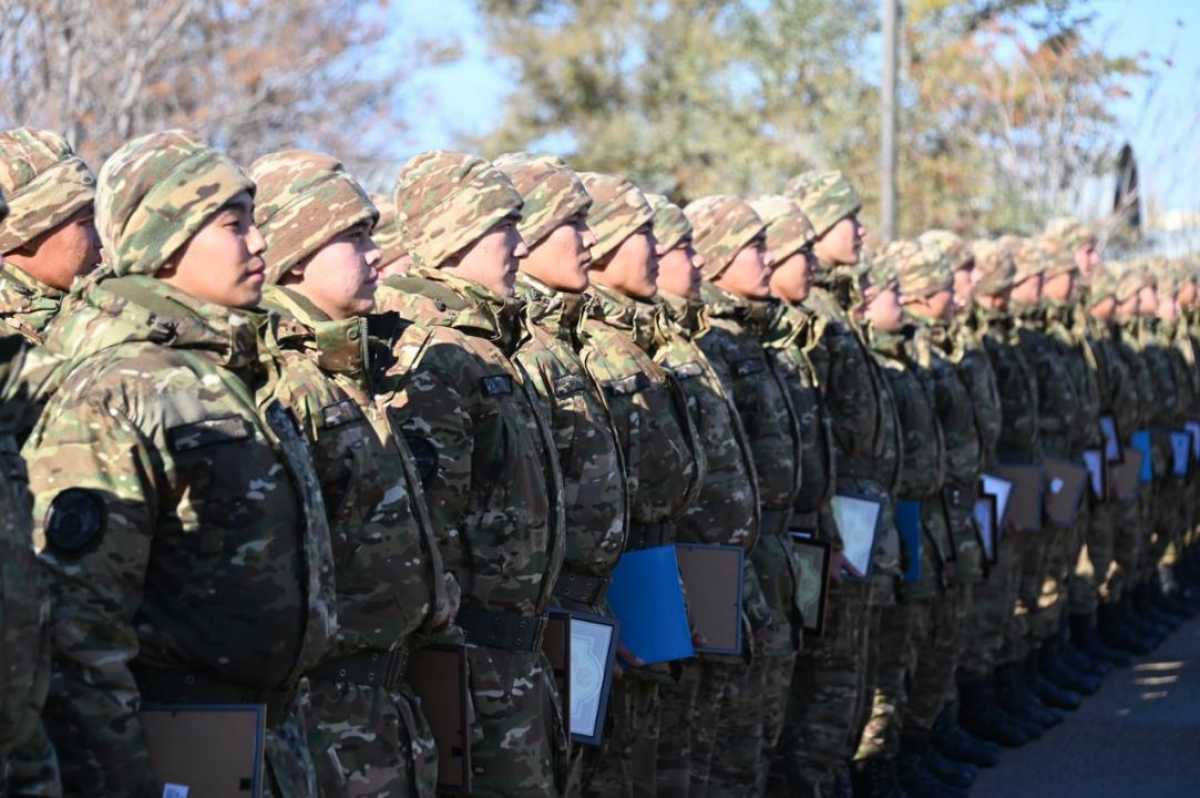 В Актауском гарнизоне свыше 200 солдат простились с Боевым знаменем