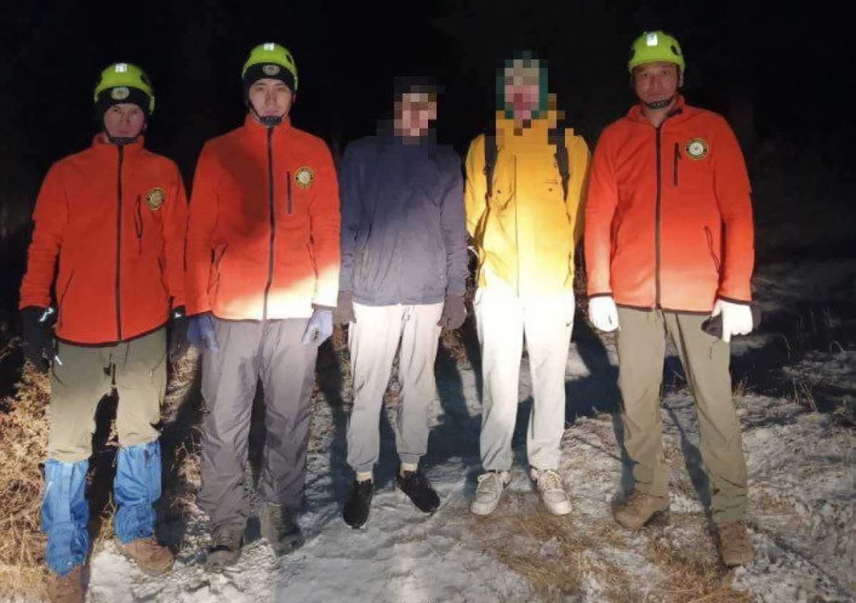 Опасная прогулка: двое подростков не смогли спуститься без помощи спасателей в горах Алматы