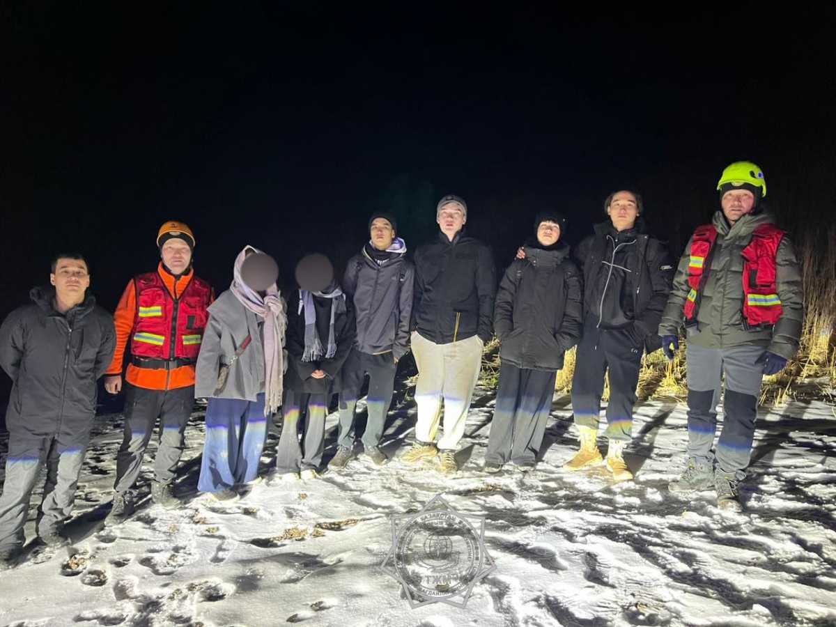 Пять часов под снегом и дождём: группу туристов спасли в горах Алматы