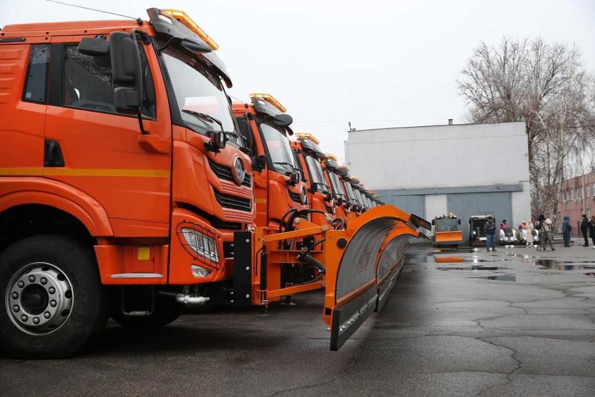 Снег и гололёд в Алматы: коммунальщики работают в усиленном режиме