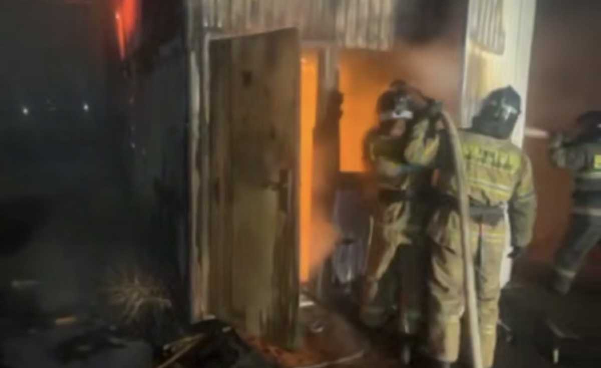 Пожарные предотвратили взрыв при возгорании автомойки в Астане