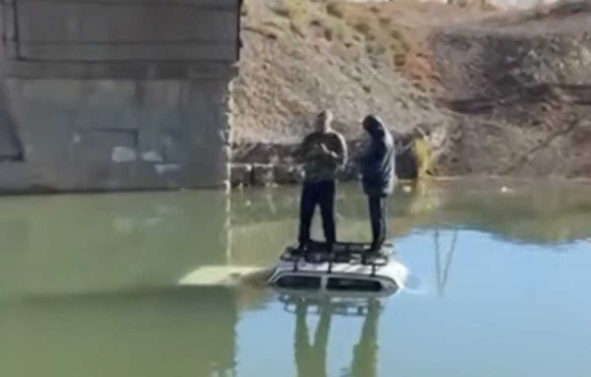 Автомобиль упал в канал в Туркестанской области: спасены двое мужчин