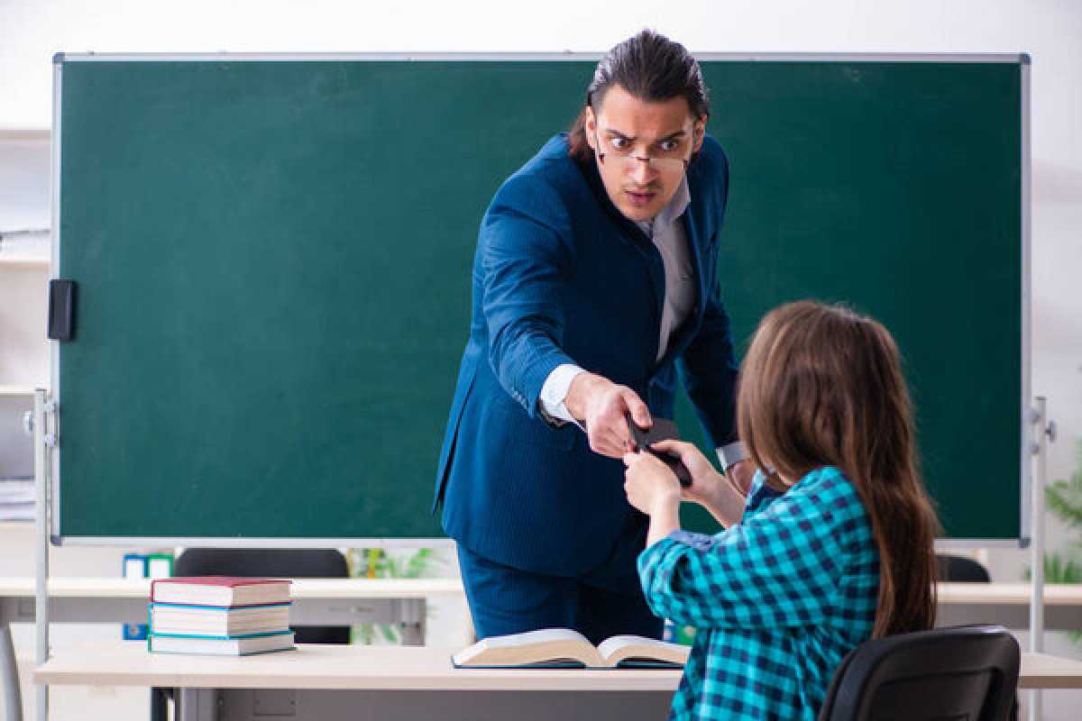 Казахстанских родителей могут оштрафовать за использование телефонов их детьми в школах