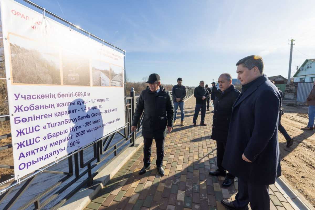Олжас Бектенов осмотрел дома, построенные для пострадавших от паводков в Уральске