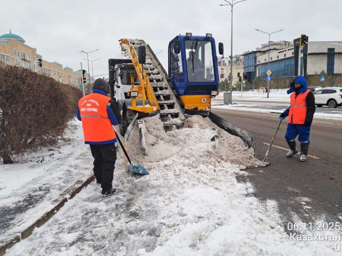 Более тысячи единиц спецтехники задействованы в снегоуборочных работах в Астане