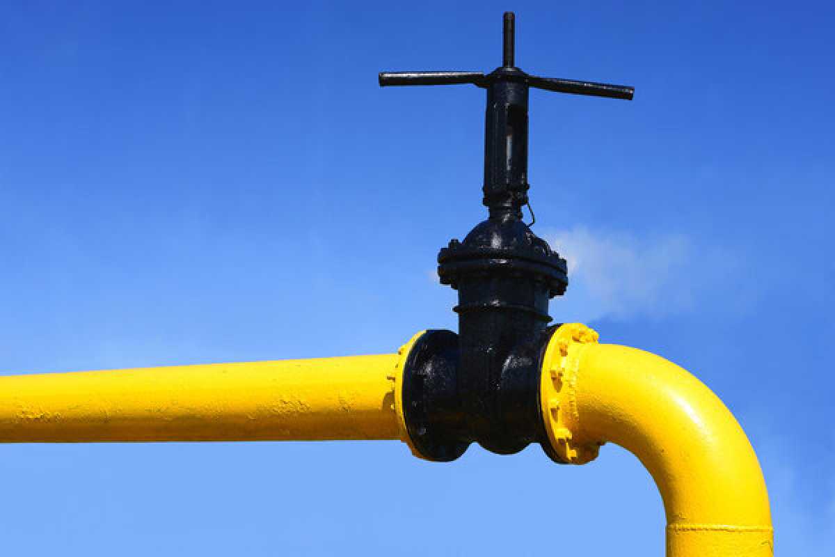 Внедорожник снёс газовую трубу в Алматы