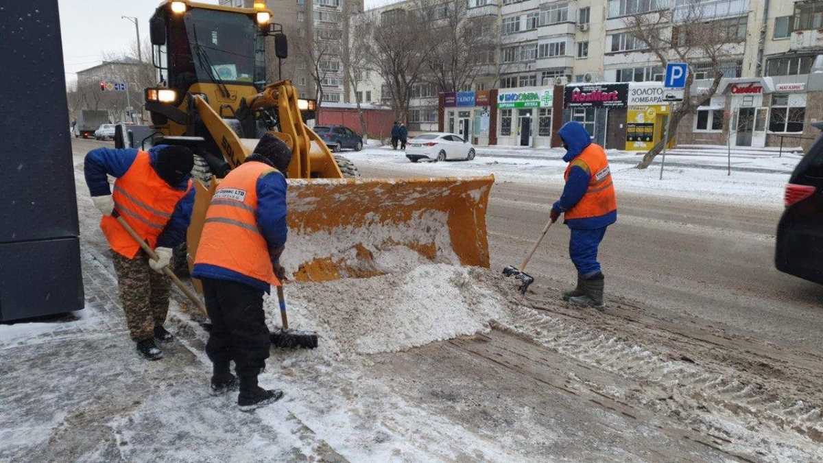 Свыше 2800 дорожных рабочих вышли на уборку снега в Астане