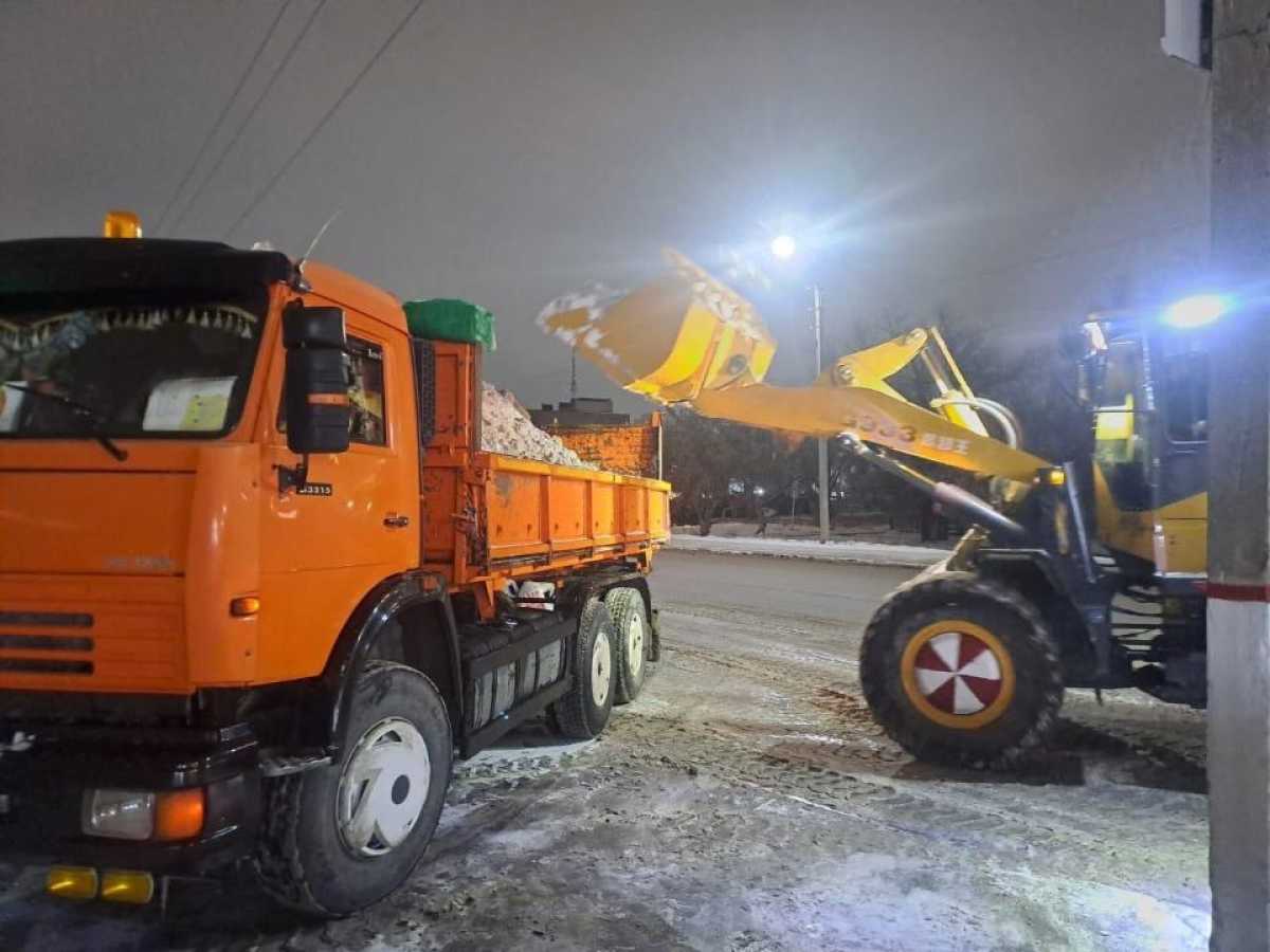 Более тысячи единиц спецтехники задействованы в снегоуборочных работах в Астане