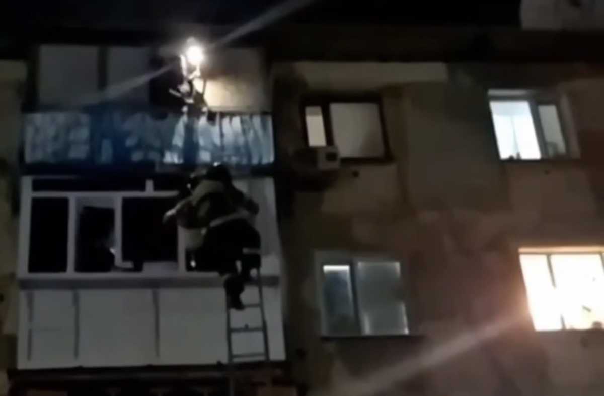 Девушка сорвалась с 4-го этажа и повисла на верёвке: спасатели предотвратили трагедию в Улытауской области