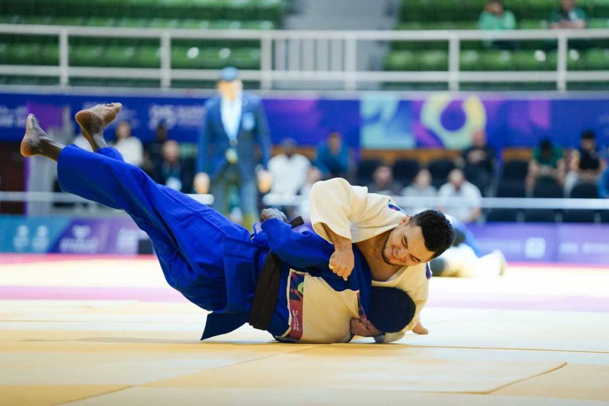 Казахстанские дзюдоисты Ержан Еренкаипов и Толганай Абеуова с побед стартовали на Исламиаде-2025