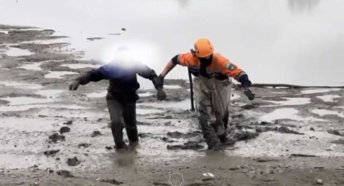 Ребёнка, застрявшего в грязи, спасли в Уральске