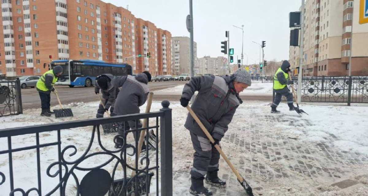 Почти 3000 коммунальщиков вышли на уборку снега в Астане