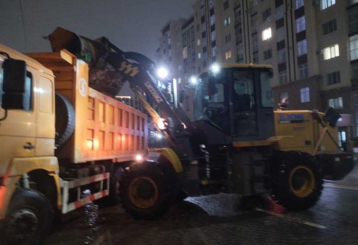 Свыше тысячи единиц спецтехники задействуют в снегоуборке ночью в Астане