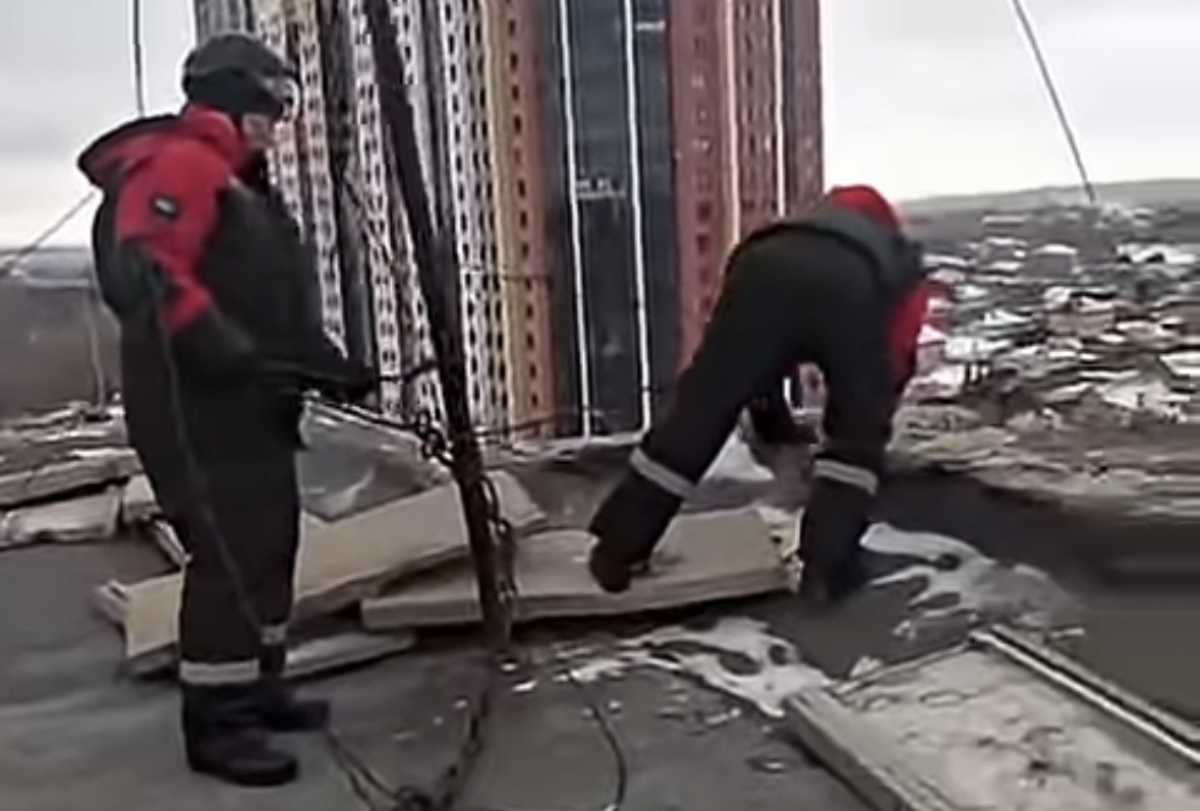 Бетонная плита рухнула с крыши девятиэтажки в Караганде