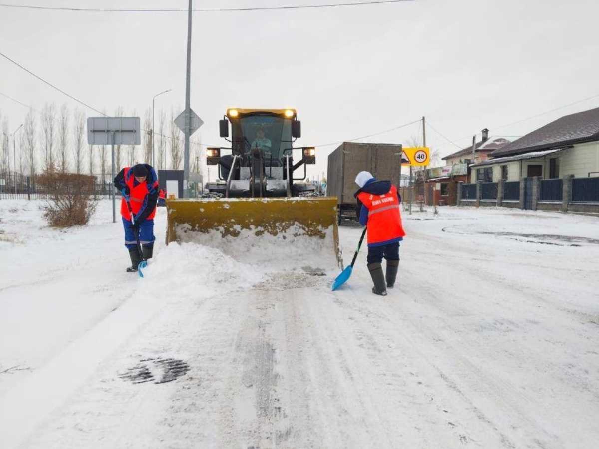 Более 3 тысяч тонн техсоли и 14 тысяч рейсов: коммунальщики Астаны работают круглосуточно