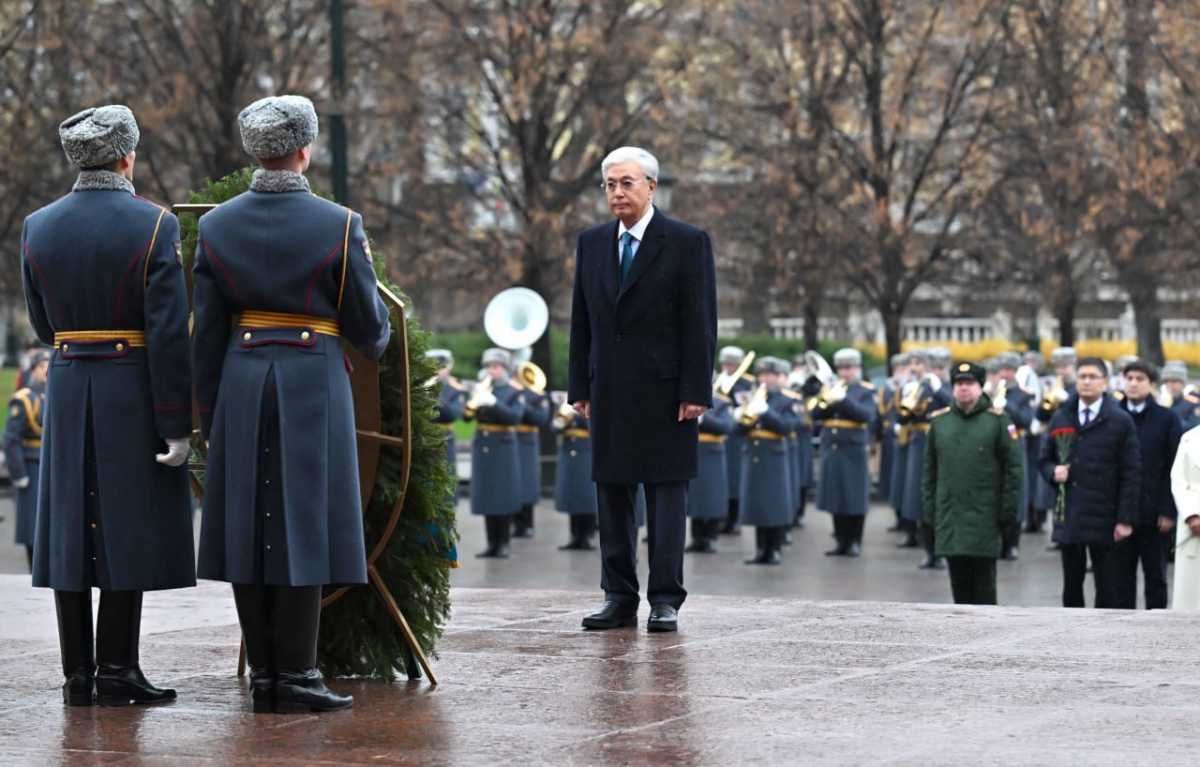 Токаев возложил цветы к «Могиле неизвестного солдата» в Москве