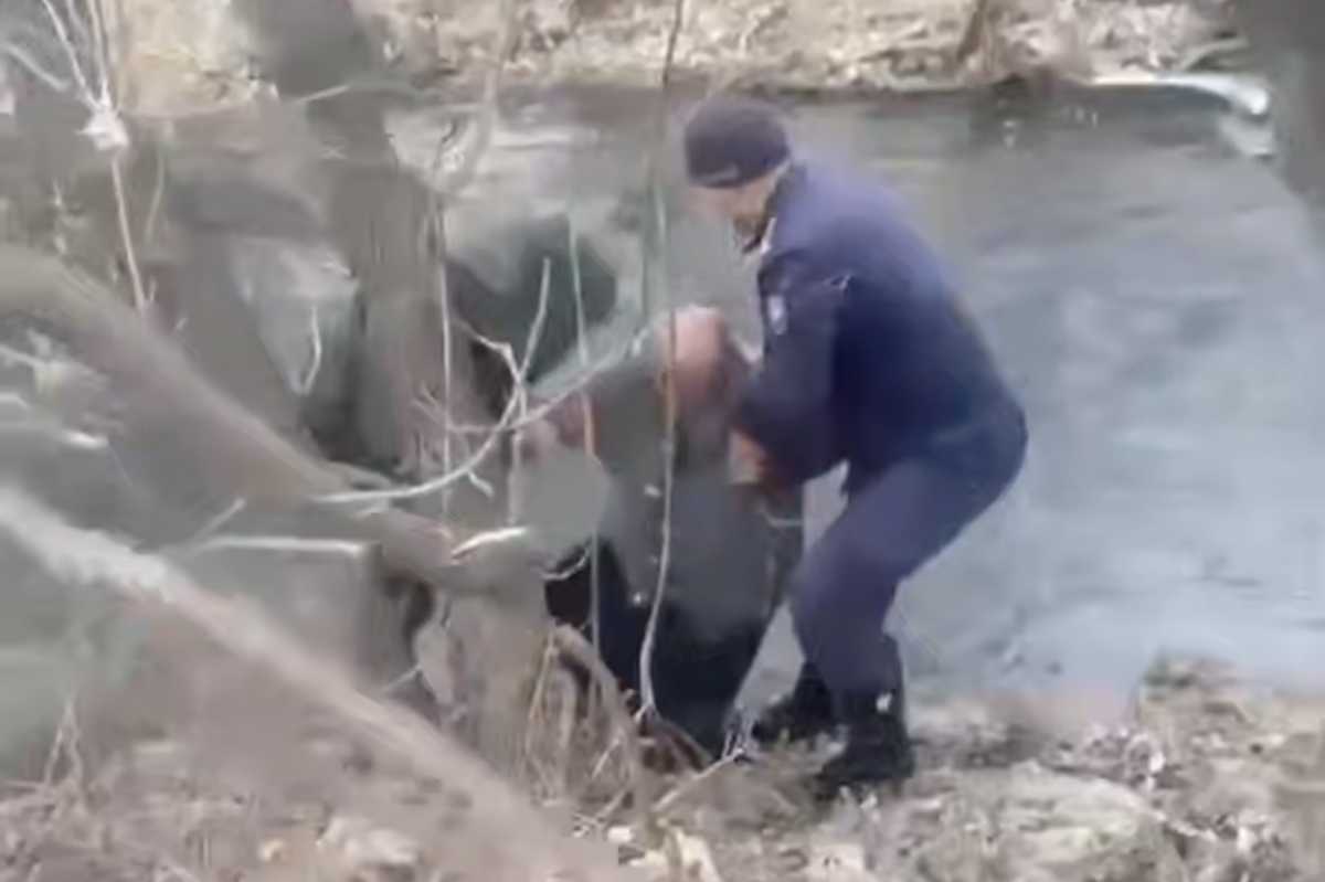 Упавшего в реку мужчину спасли в Абайской области