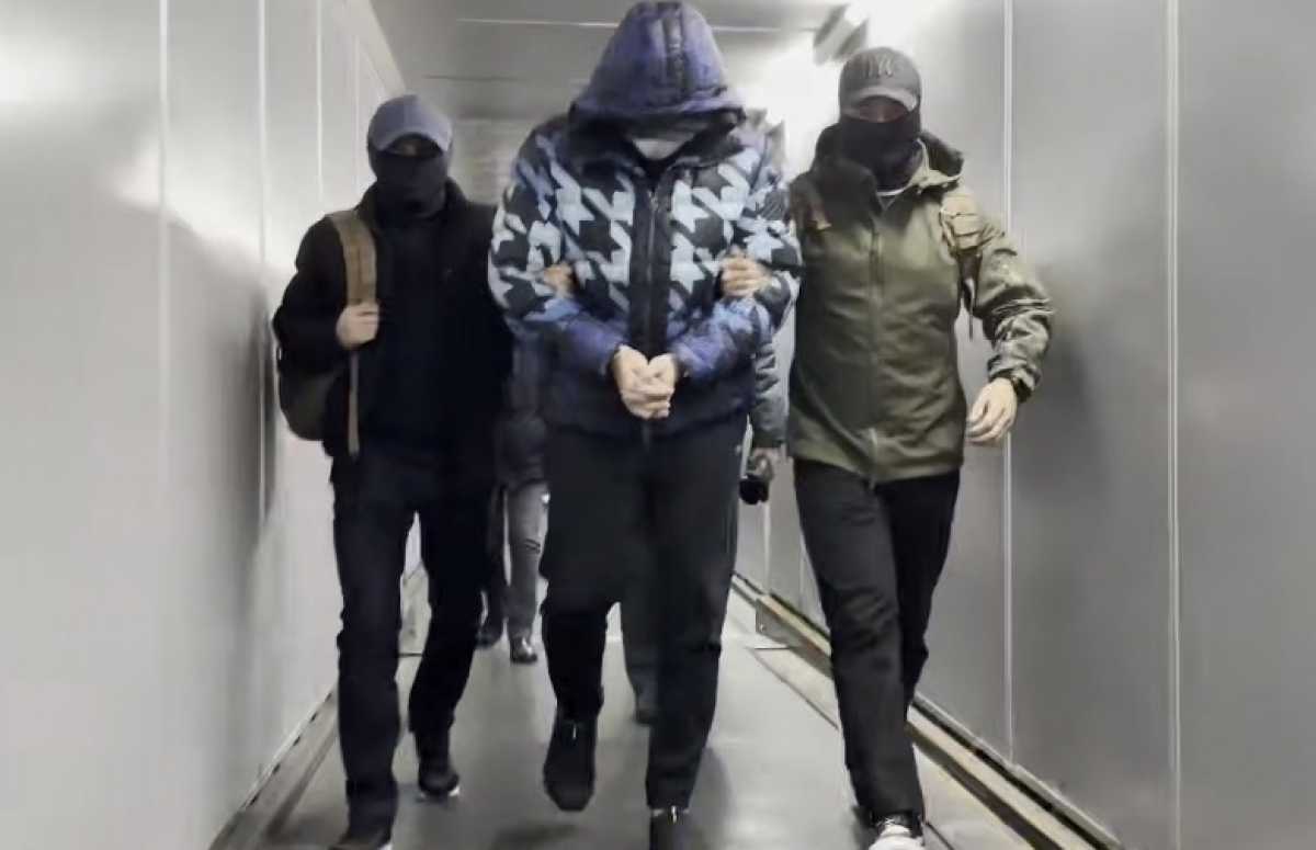 Скрывался более 17 лет: казахстанца, подозреваемого в убийстве мужчины в Алматы, экстрадировали из Литвы