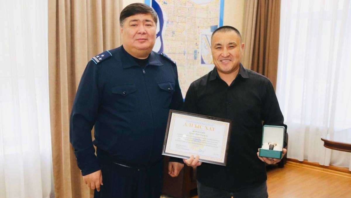 Спас 9-летнего мальчика от опасного мужчины: полицейские наградили жителя Павлодара