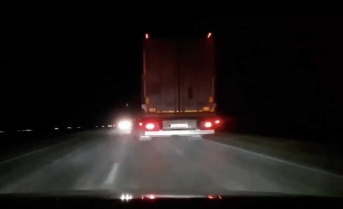 Пытался скрыться, но увяз в грязи: пьяного водителя фуры задержали на трассе в Костанайской области