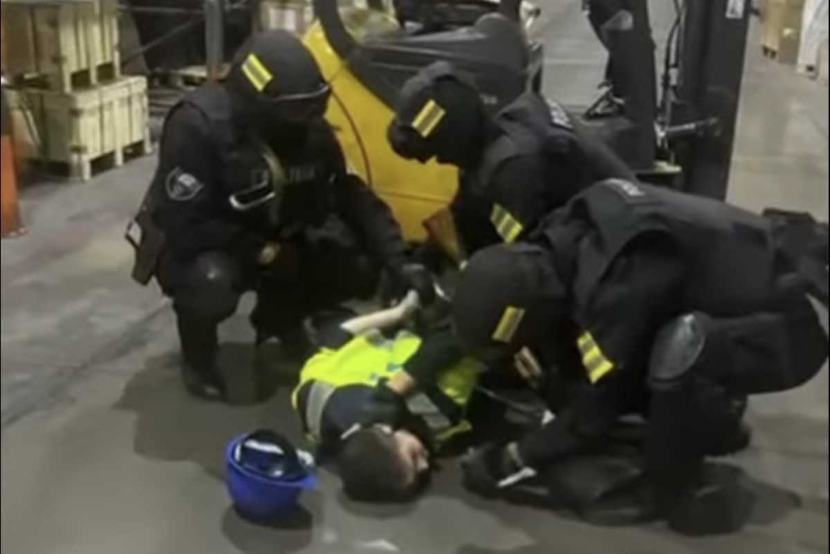 Ущерб более 7 млн тг: сотрудник авиакомпании украл 33 смартфона в аэропорту Алматы