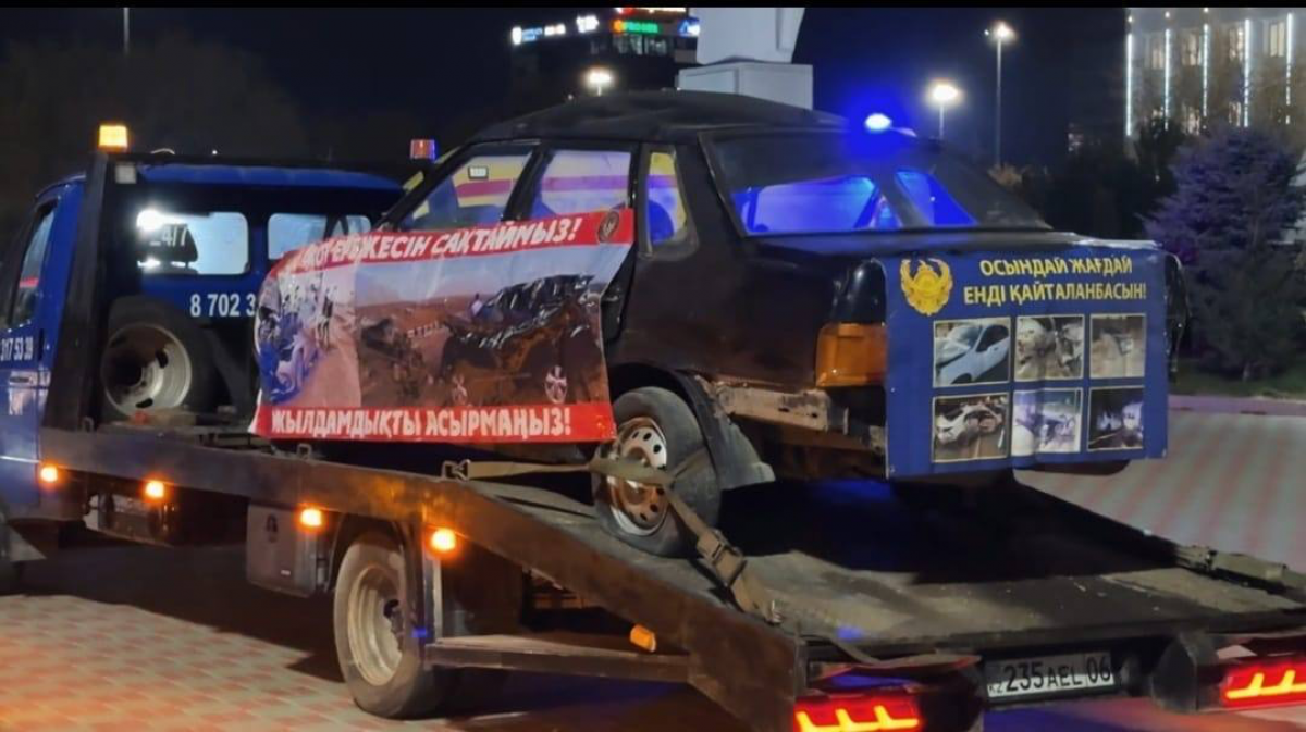Шествие из разбитых в ДТП автомобилей: показательную акцию провели в Атырау