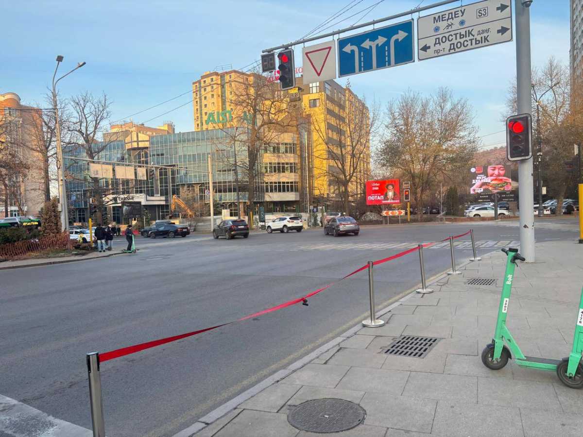 Схему движения изменили на одном из самых загруженных перекрестков Алматы