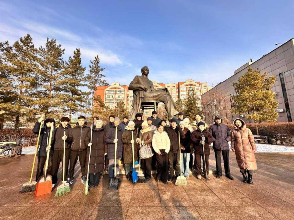 «Таза Қазақстан»: акцию чистоты провели у памятника Сакену Сейфуллину в Астане