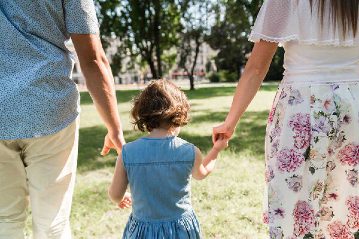 В Казахстане предложили сократить рабочий день на один час для родителей
