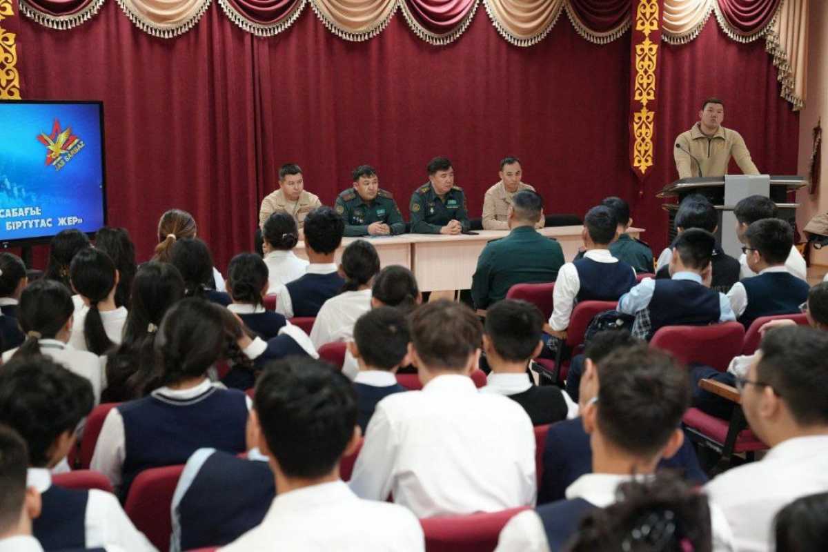 В Северо-Казахстанской области прошли встречи военнослужащих со школьниками и рабочей молодежью