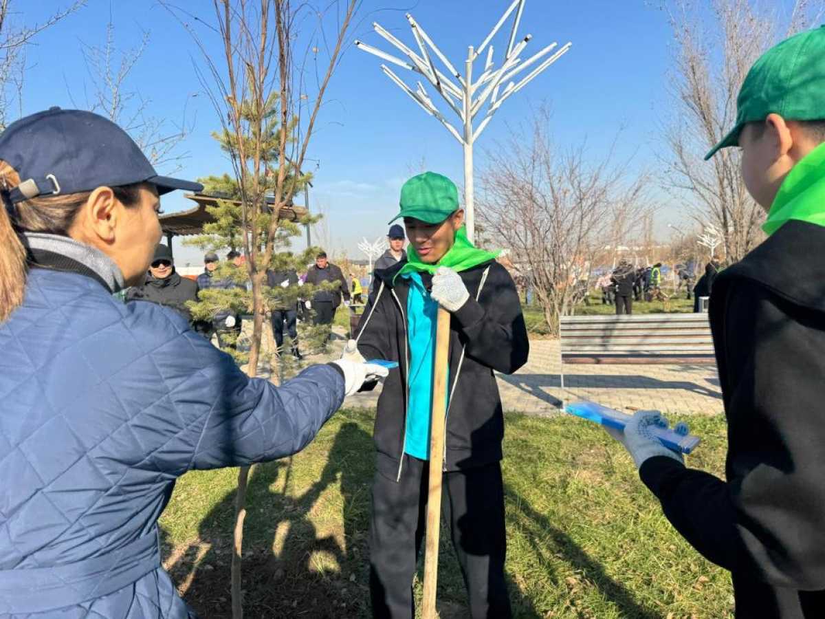 В Наурызбайском районе Алматы продолжается массовая посадка деревьев