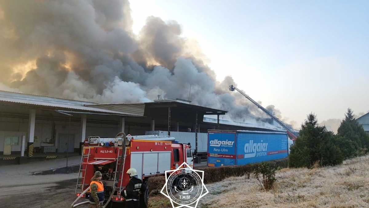 Сильный пожар тушат в Алматы: задействованы 21 машина и автопоезд