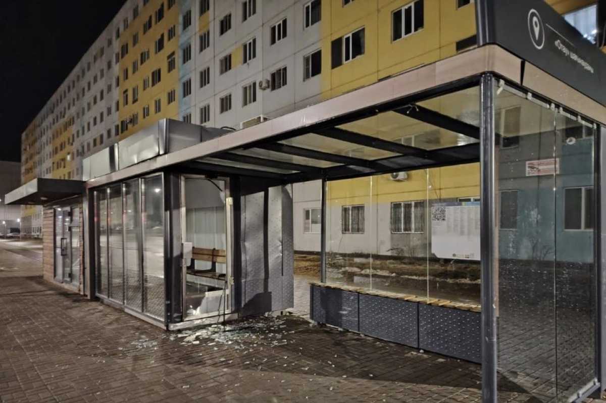 Парни, устроившие погром на остановке, получили по 10 суток ареста в Астане