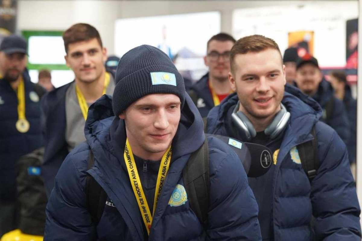 Казахстанских хоккеистов, ставших чемпионами Азии, встретили в аэропорту Астаны