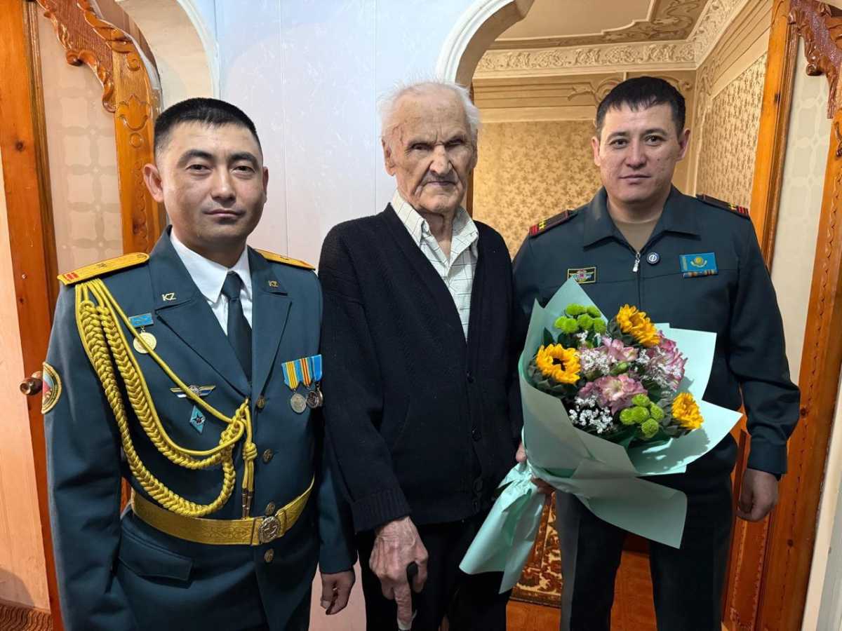 В Жамбылской области военнослужащие поздравили ветерана ВОВ со 104-летием