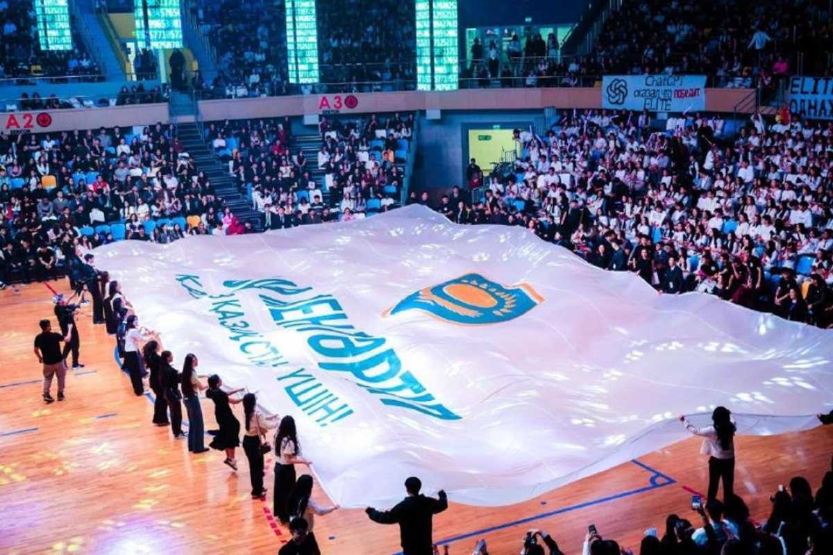 Самый большой флаг «Закон и порядок» раскрыли на посвящении в студенты в Астане