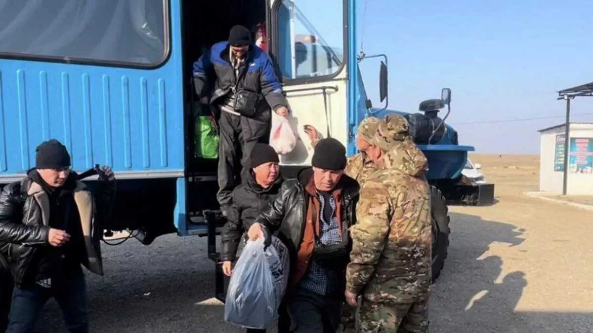 Автобус с иностранцами сломался посреди трассы под Аральском