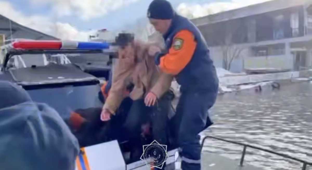 Молодого мужчину, прыгнувшего с моста в воду, спасли в Астане