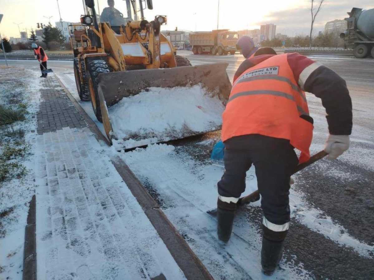 Более 2700 человек заняты в снегоуборочных работах в Астане