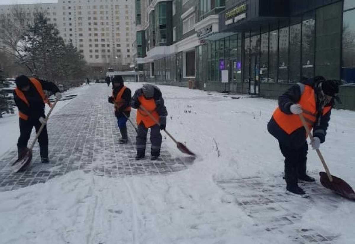 Порядка 2500 дорожных рабочих вышли на уборку снега в Астане