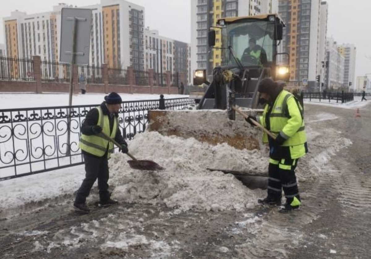Порядка 3000 дорожных рабочих вышли на уборку снега в Астане