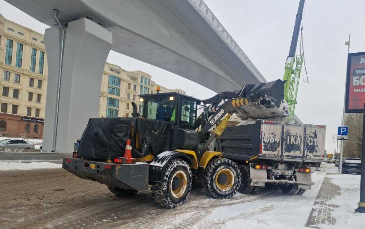 Порядка 3000 дорожных рабочих вышли на уборку снега в Астане
