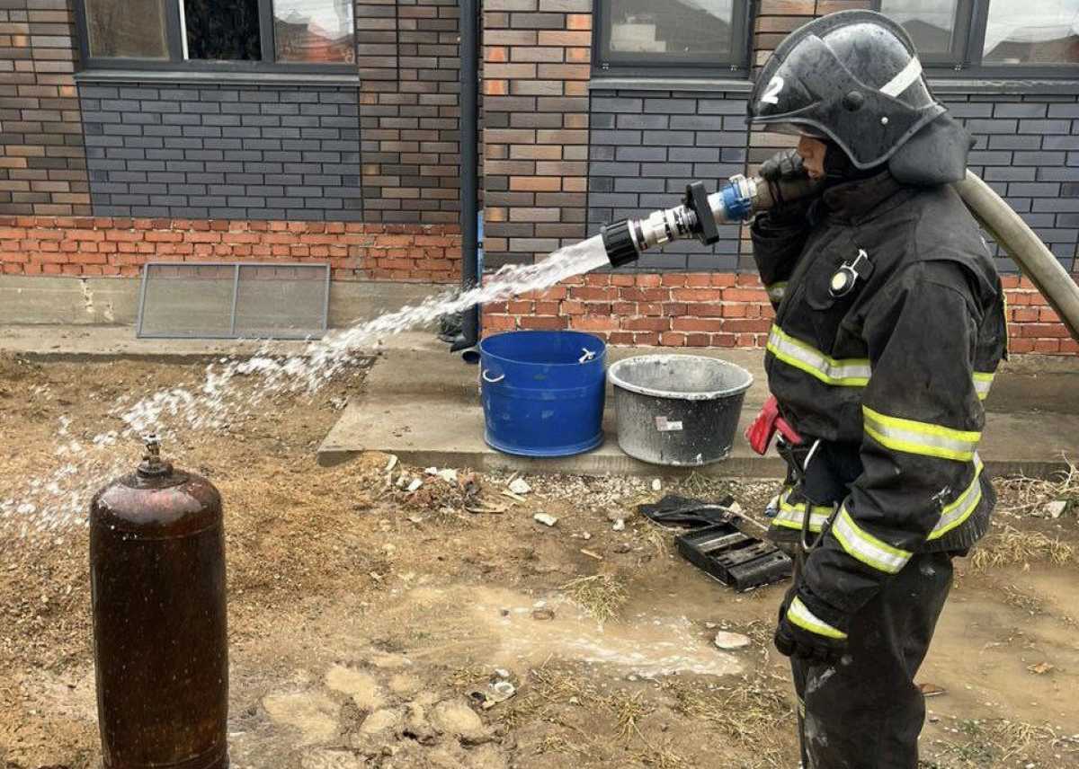 Спасатели предотвратили взрыв газовых баллонов при пожаре в Актобе