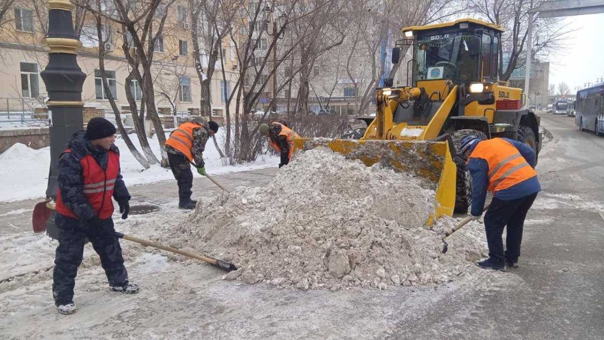 Почти 3000 дорожных рабочих вышли на снегоуборочные работы в Астане